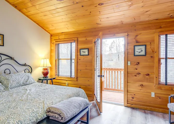 Pet-Friendly Gatlinburg Retreat With Hot Tub!