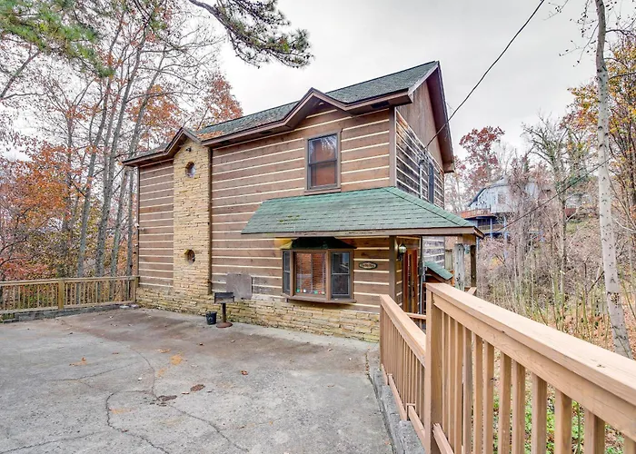 Pet-Friendly Gatlinburg Retreat With Hot Tub!