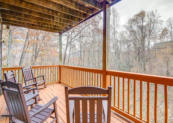 Pet-Friendly Gatlinburg Retreat With Hot Tub!