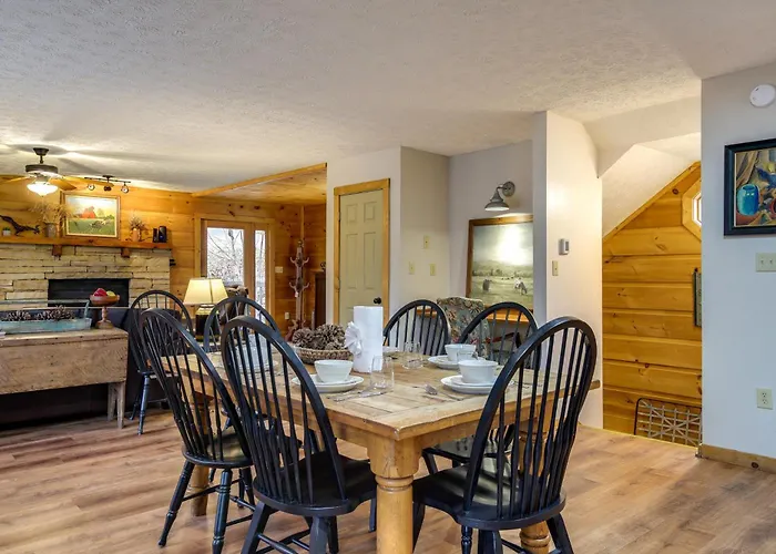Pet-Friendly Gatlinburg Retreat With Hot Tub!