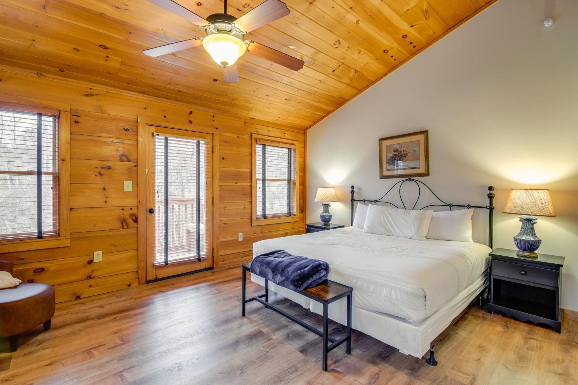 Ferienhaus Pet-friendly Retreat With Hot Tub!